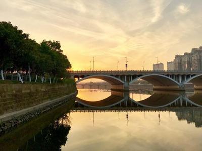 夕阳下的义乌江 光影交织的诗意画卷